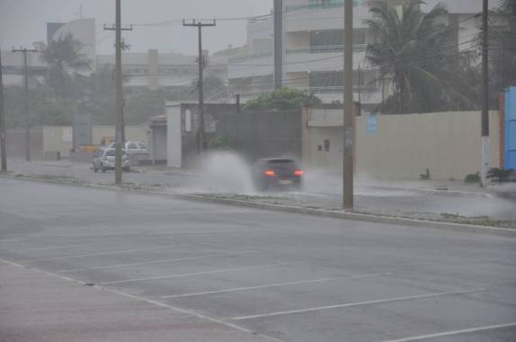 Carros enfrentam ruas alagadas em São Luís - MA